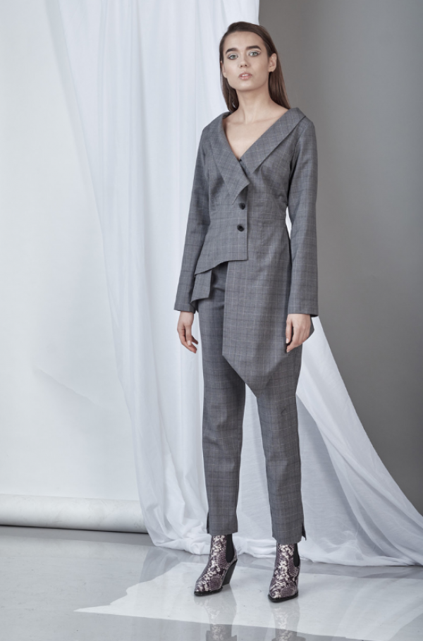 Jas blazer dengan potongan asimetris